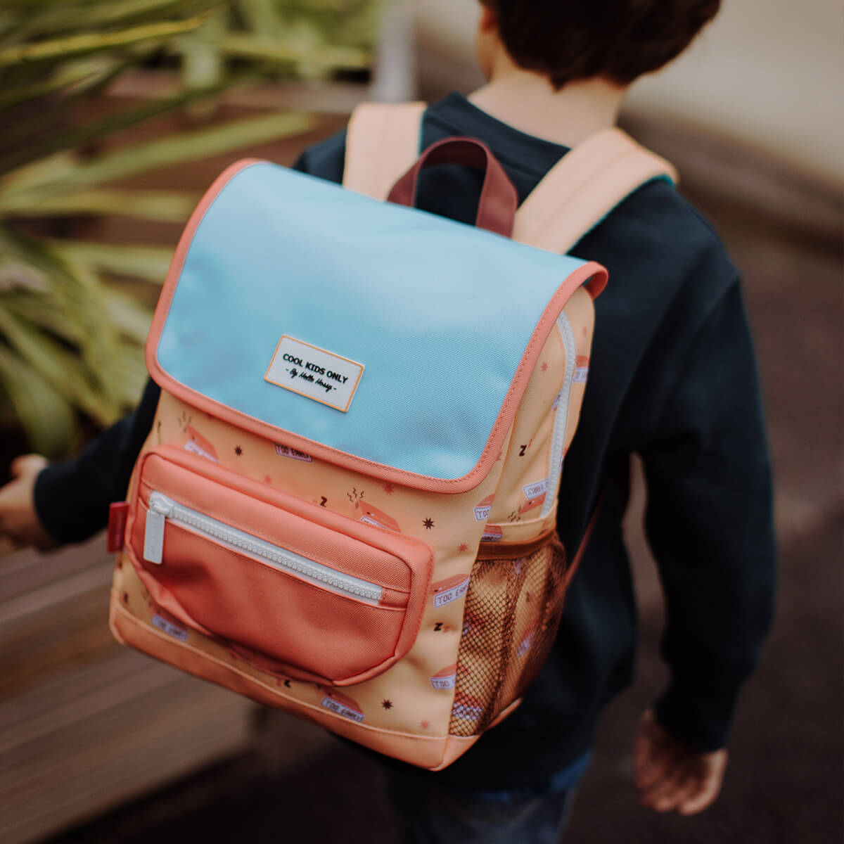 Rucksack Eckig mit Klappe - Gemustert aus 100% recyceltem Polyester von Hello Hossy kaufen - Kleidung, Alltagshelfer, Babykleidung & mehr