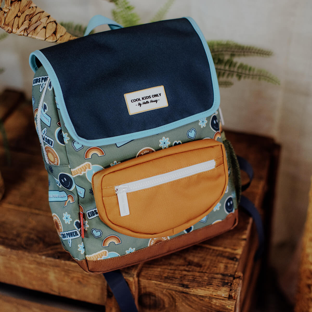 Rucksack Eckig mit Klappe - Gemustert aus 100% recyceltem Polyester von Hello Hossy kaufen - Kleidung, Alltagshelfer, Babykleidung & mehr