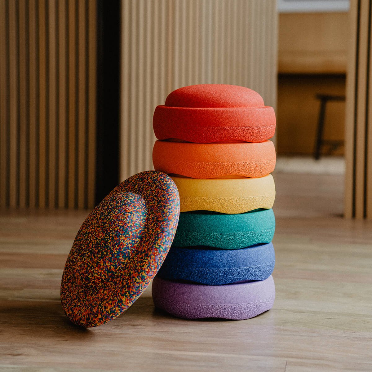Stapelstein Original Rainbow Set - 6 Stapelsteinen + Balance Board von Stapelstein kaufen - Spielzeug, Geschenke, Babykleidung & mehr