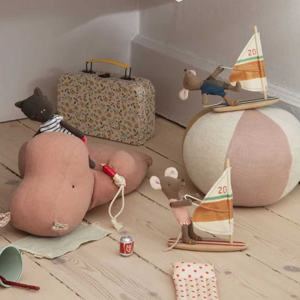 Surfer Maus Beach Mice Surfer Spielfigur aus Baumwolle von Maileg kaufen - Spielzeug, Geschenke, Babykleidung & mehr