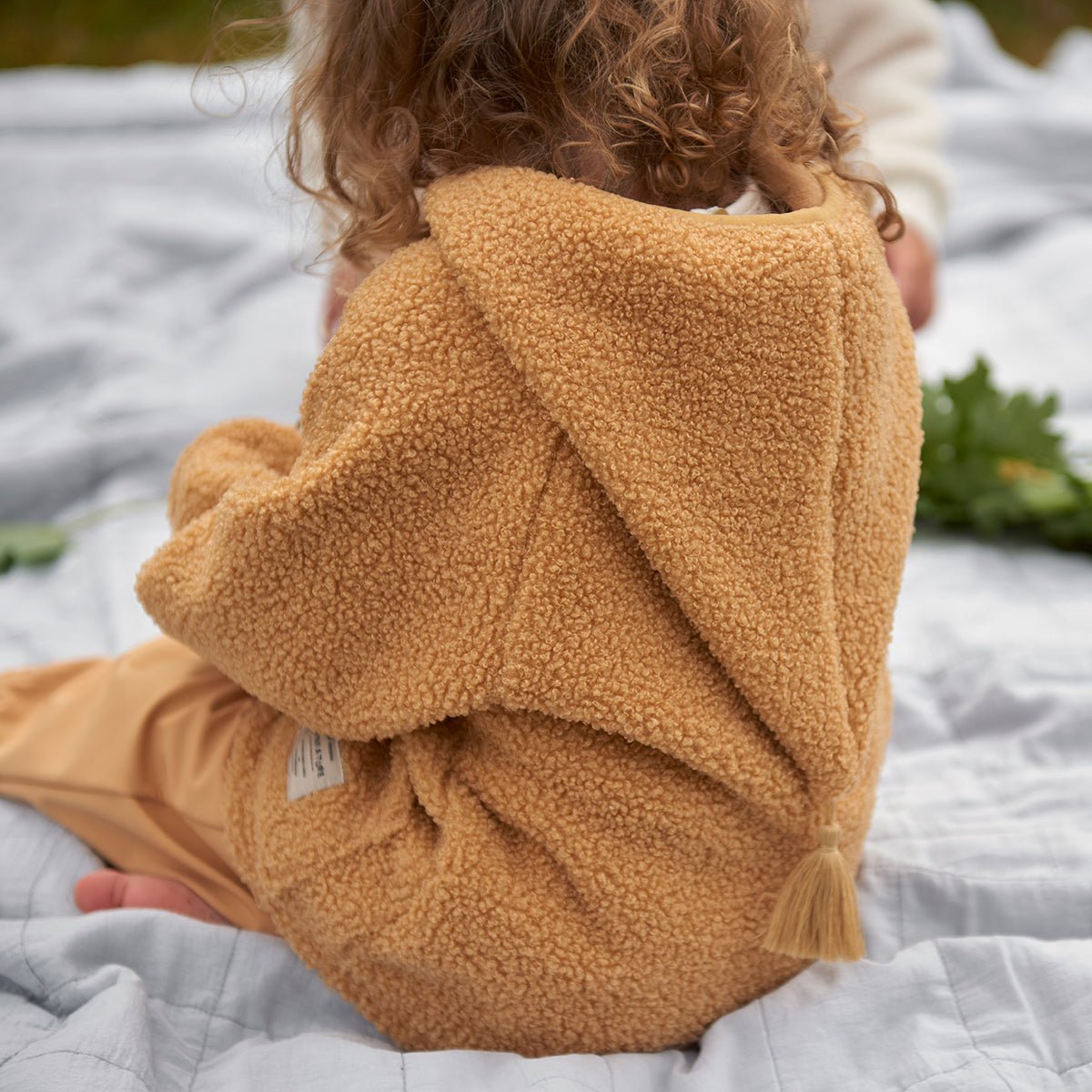 Teddyfleece Jacke mit Kapuze aus 100% recyceltem Polyester - Modell: Liff von Mini A Ture kaufen - Kleidung, Babykleidung & mehr