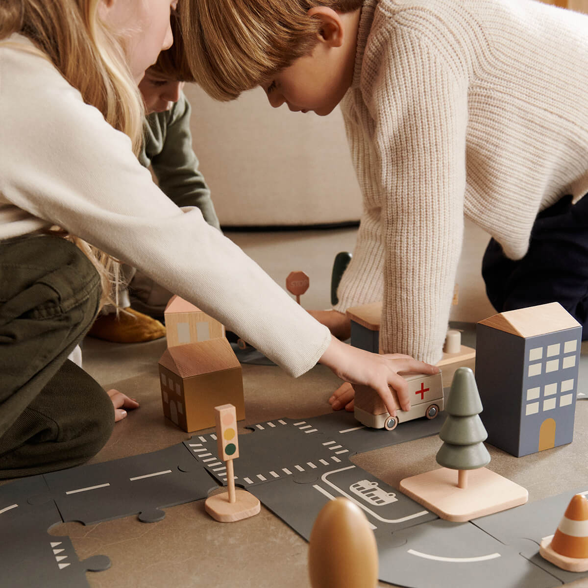 Village Car Set 6-teilig - Autos mit Straße von Liewood kaufen - Spielzeug, Geschenk, Babykleidung & mehr