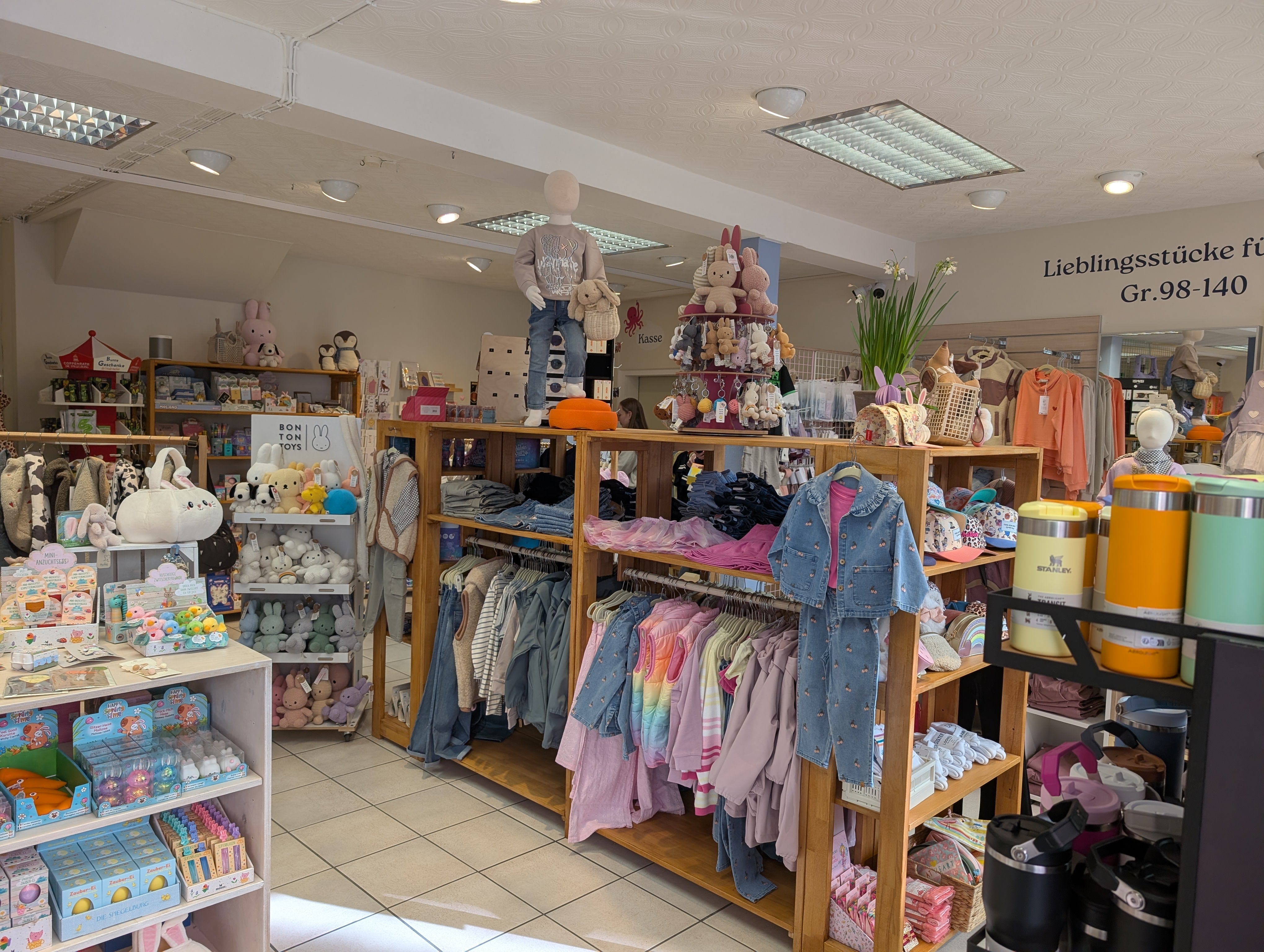 Liberty Kids Store Tübingen: Hell und freundlich eingerichteter Verkaufsraum mit Kindermode, Plüschtieren und stylischer Produktpräsentation