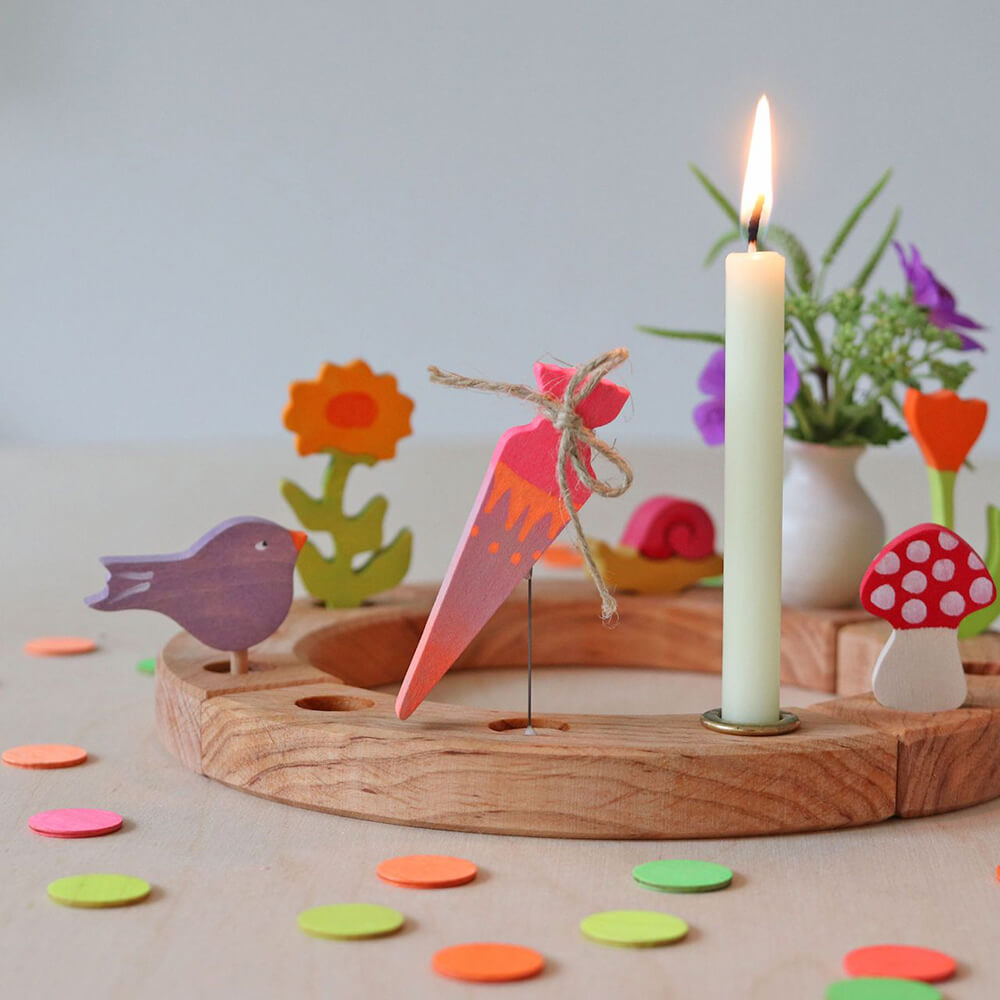 Farbenfrohes Holzspielzeug als Geschenkidee für Kinder unter 30 Euro - ideal für den Nikolausstiefel