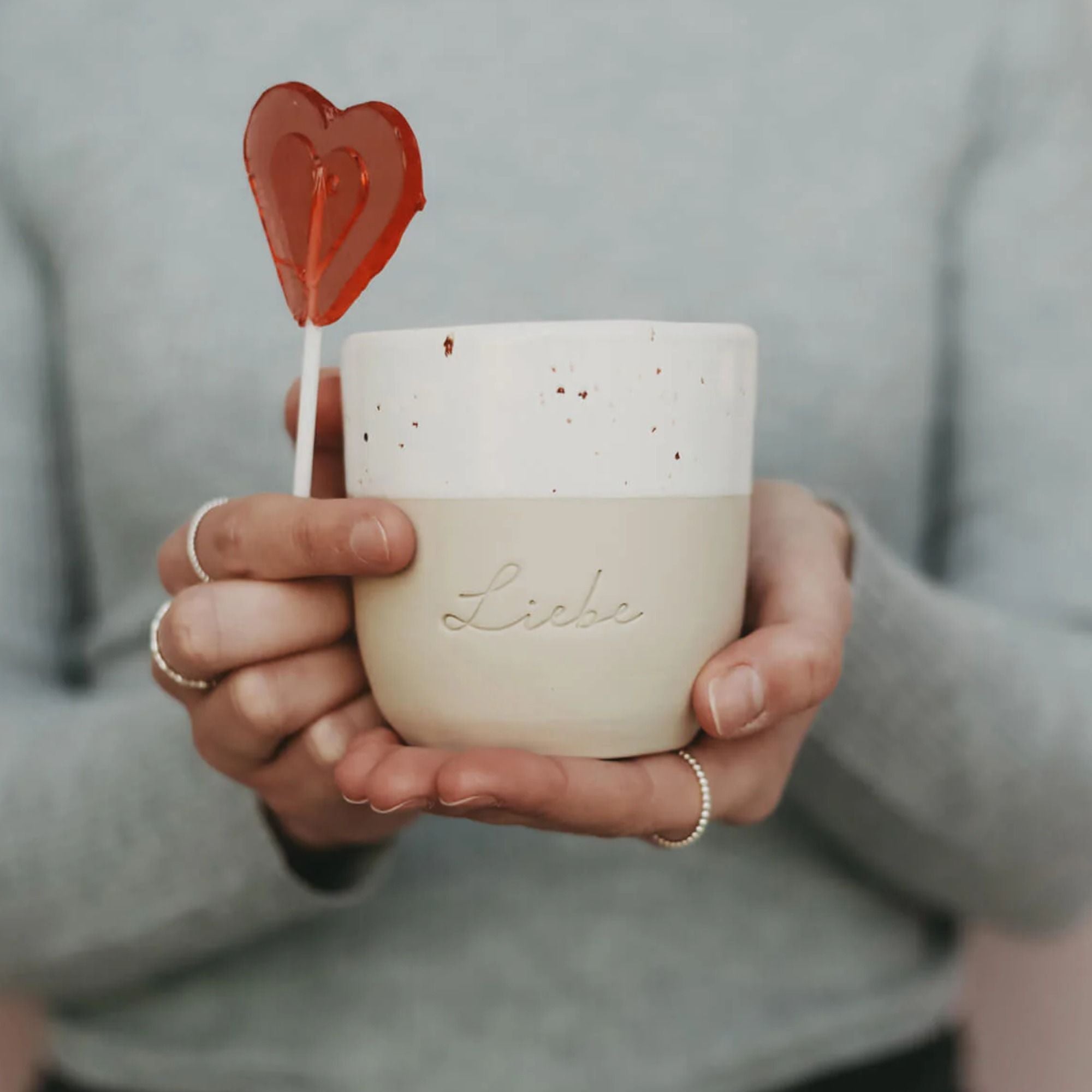 Keramiktasse mit Herz-Lolli – Geschenkidee für Mamas