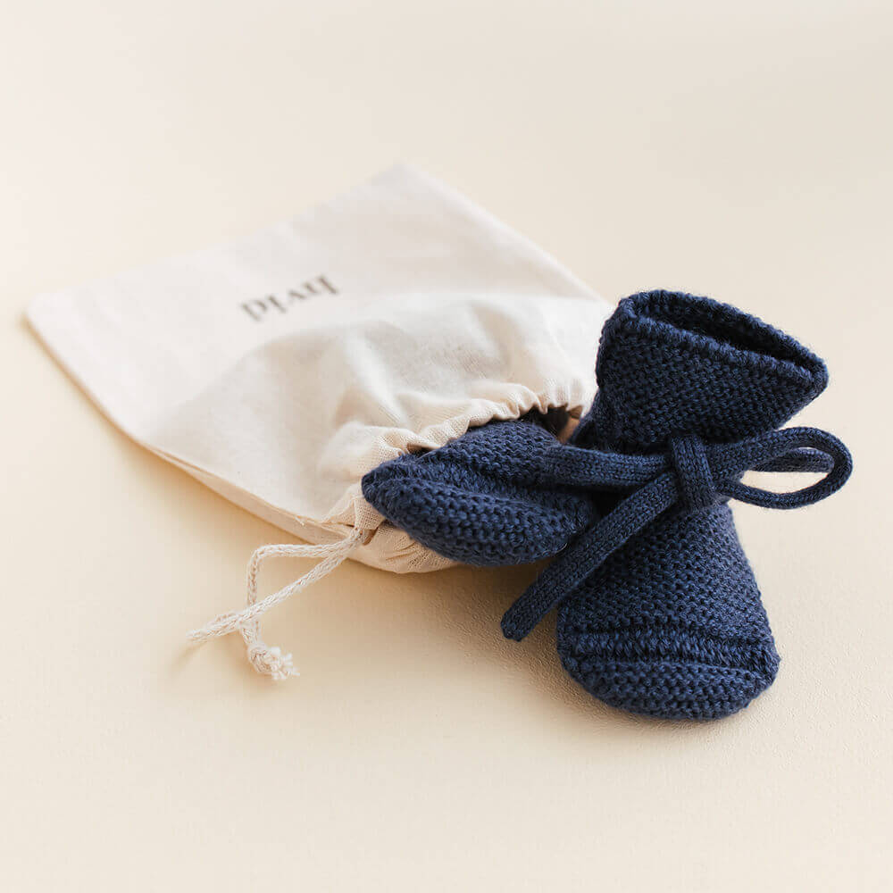 Hvid handgestrickte Baby-Schühchen aus 100 % Merinowolle in der Farbe: blau, thermoregulierend, bei Liberty Kids.