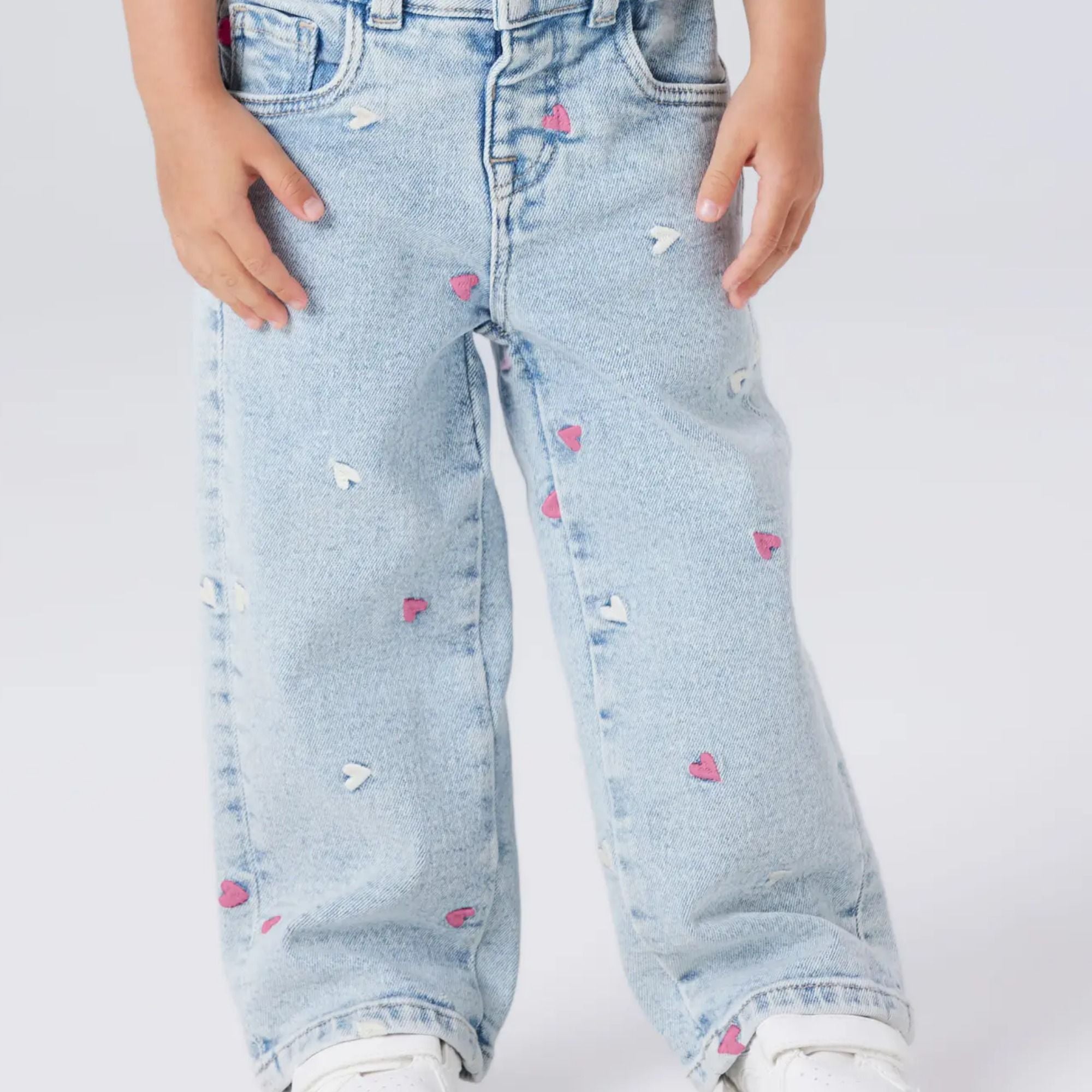 Hellblaue Name It Jeans für Kinder mit süßer Herz-Stickerei – hochwertige und bequeme Hosen aus der Liberty Kids Kollektion.