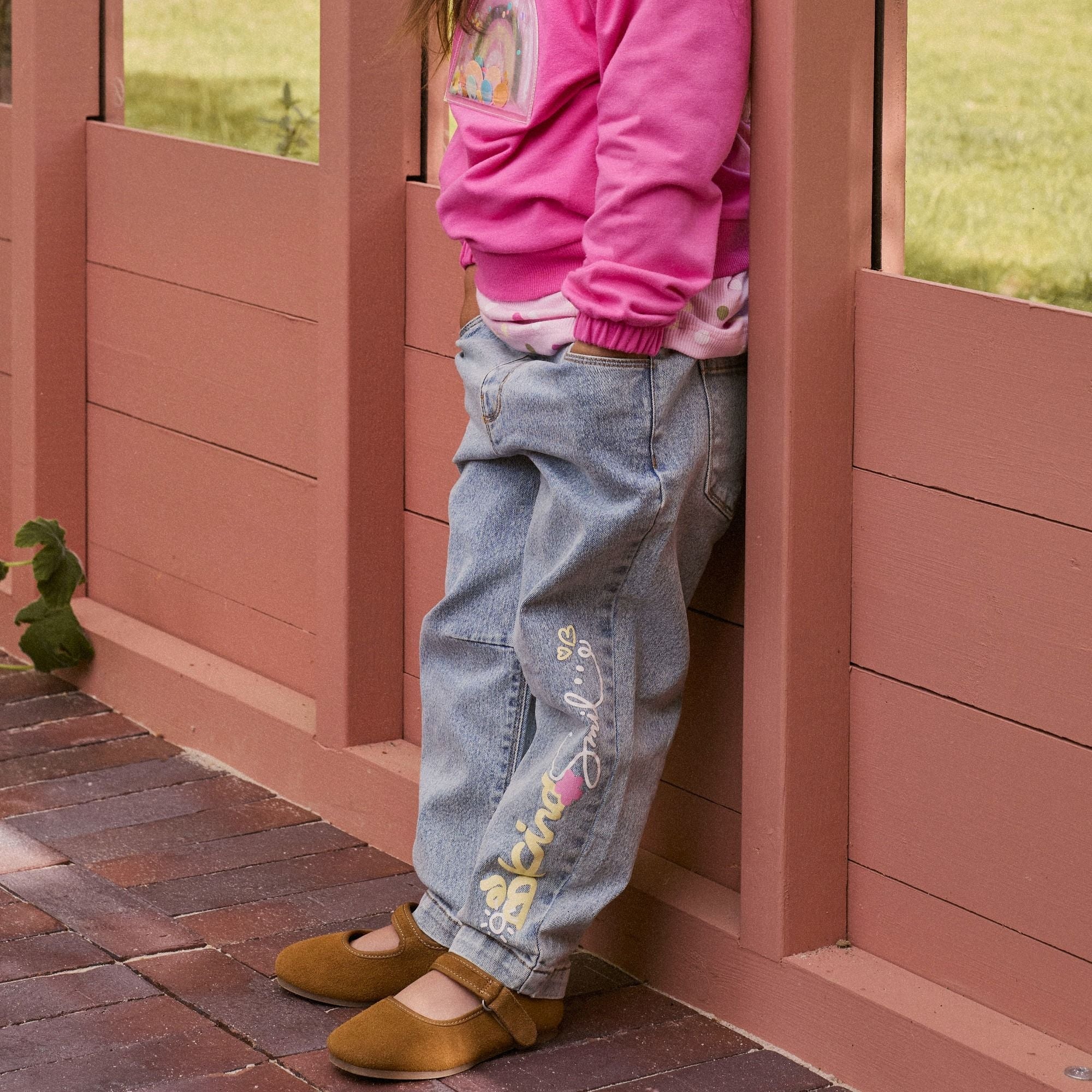 Hellblaue Name It Kinder-Jeans mit verspielten Herz-Stickereien in Pink und Weiß – bequeme Denim-Hose mit verstellbarem Bund von Liberty Kids.