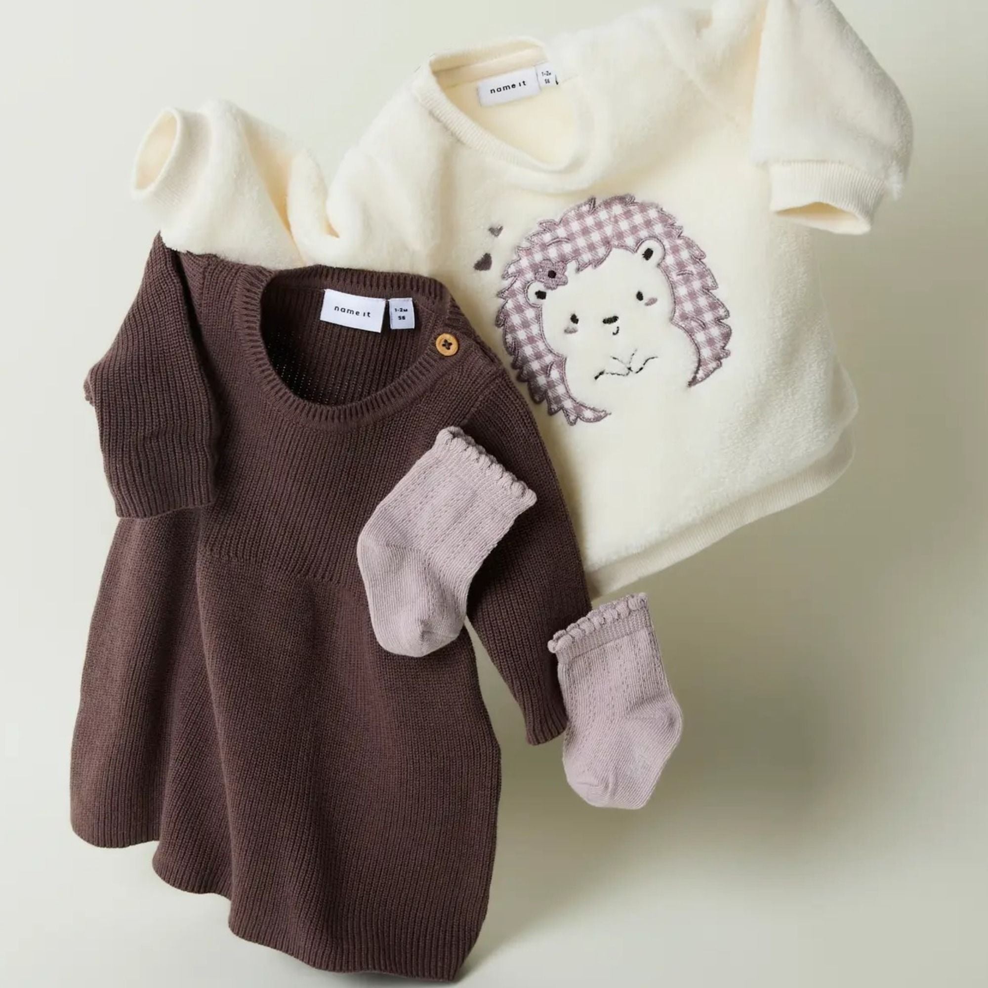 Hellblaue Name It Kinder-Jeans mit verspielten Herz-Stickereien in Pink und Weiß – bequeme Denim-Hose mit verstellbarem Bund von Liberty Kids.