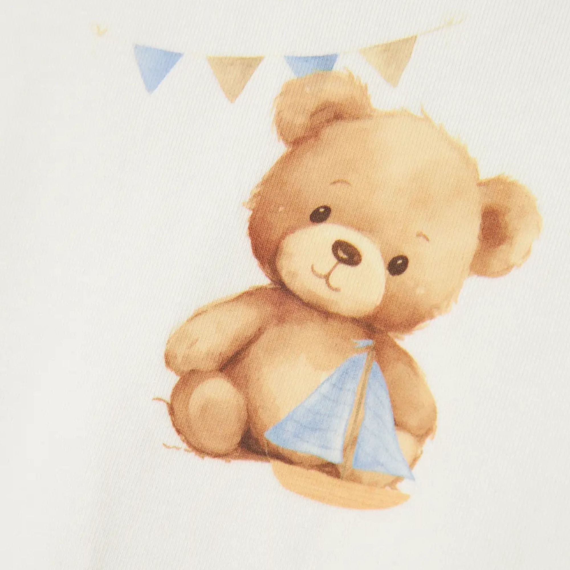 Cremeweißer Name It Langarm-Body für Babys mit süßer Teddybär-Illustration und Segelboot-Motiv – weiche Bio-Baumwolle von Liberty Kids.