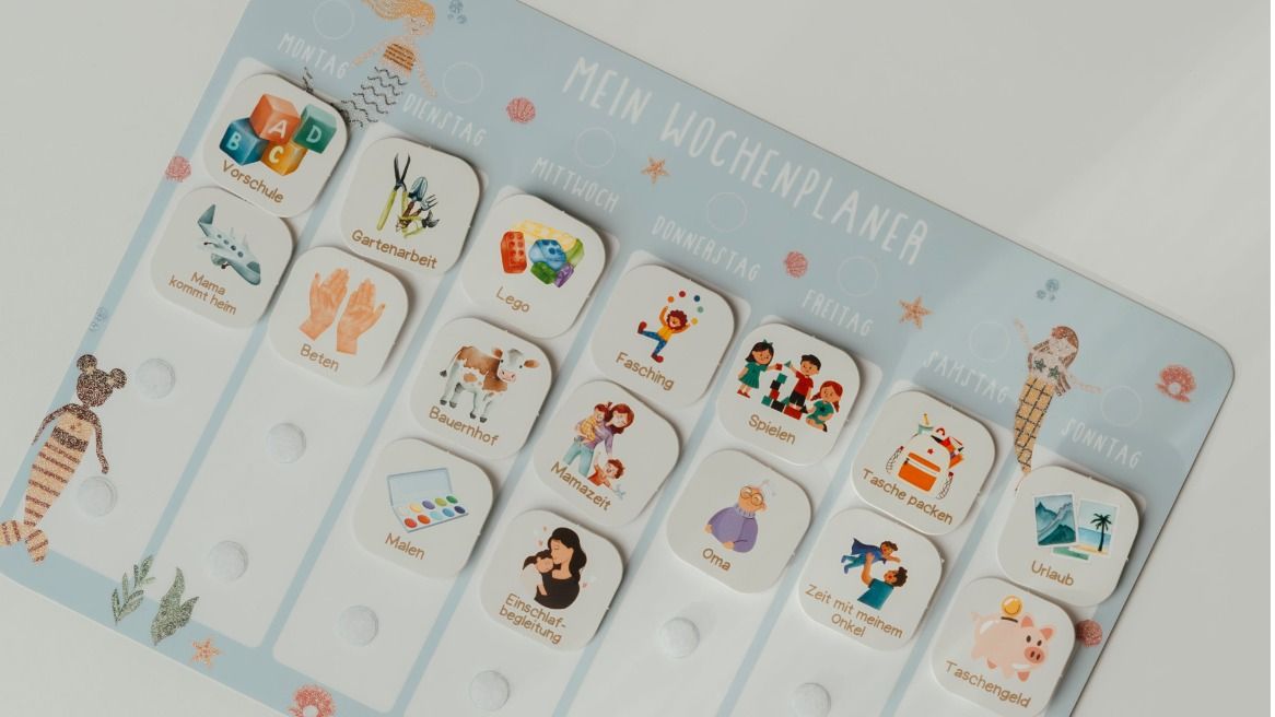 Magnetischer Wochenplaner für Kinder mit illustrierten Symbolen für Aktivitäten wie Vorschule, Gartenarbeit und Spielen