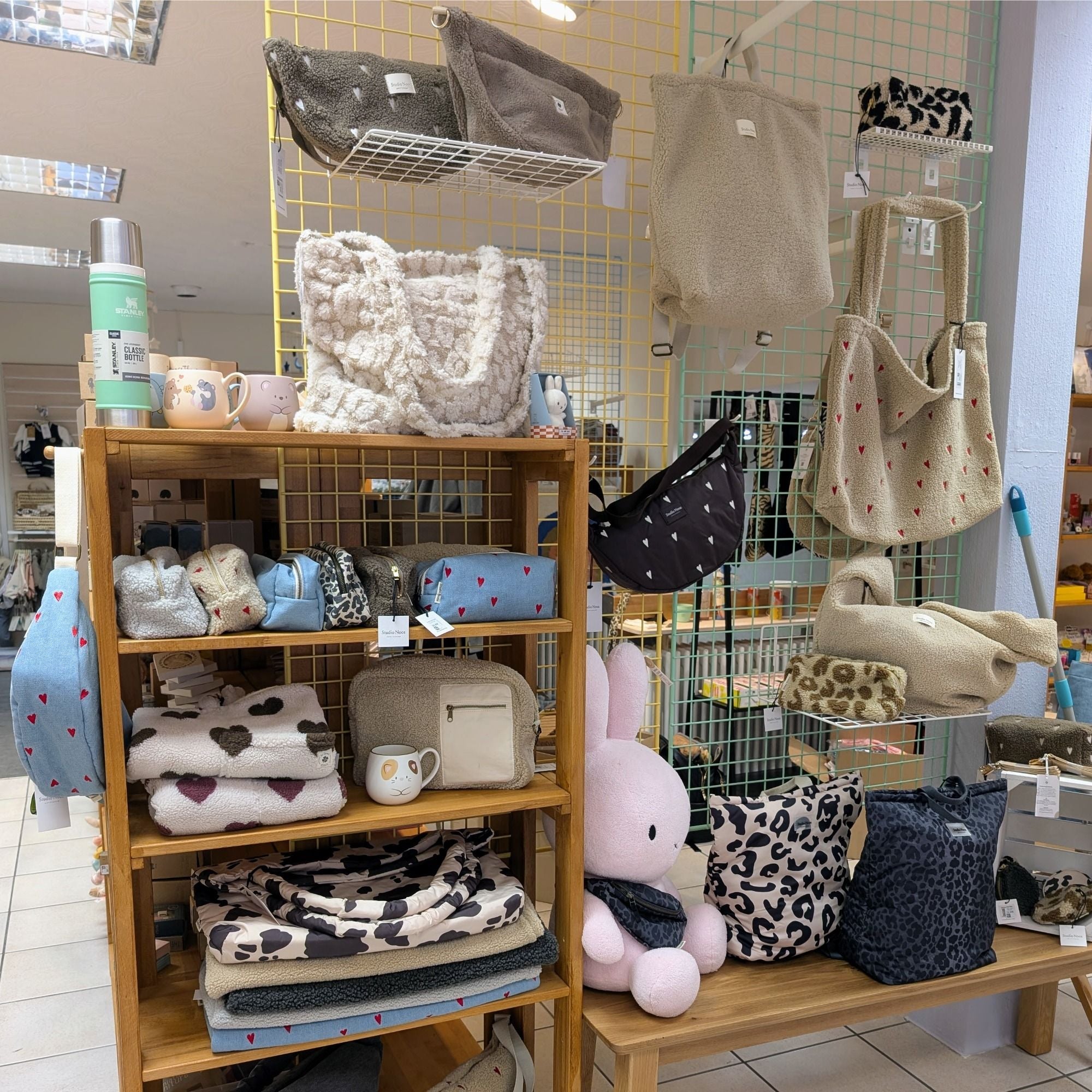 verschiedene-studio-noos-taschen-und-keramik-becher