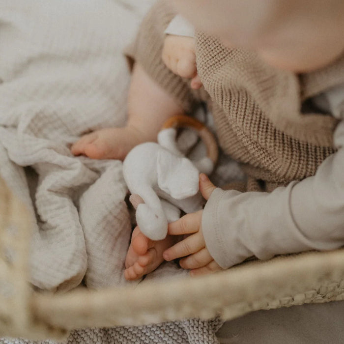 Baby Rassel mit Holzring aus 100% Bio - Baumwolle von leevje kaufen - Baby, Spielzeug, Geschenke, Babykleidung & mehr