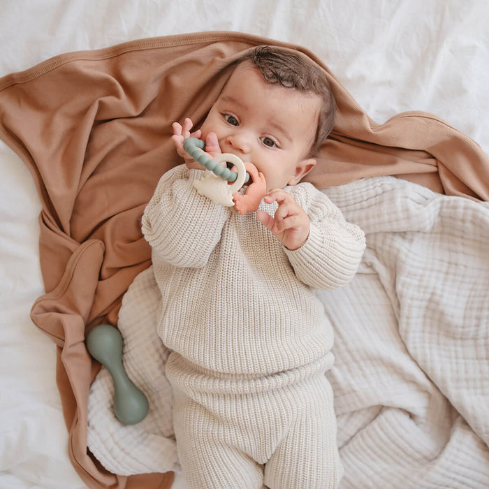 Beißring mit Figuren aus Silikon von mushie kaufen - Baby, Geschenke, Babykleidung & mehr