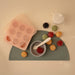 Gefrierschale für Babynahrung mit Deckel aus Silikon von mushie kaufen - Alltagshelfer, Babykleidung & mehr