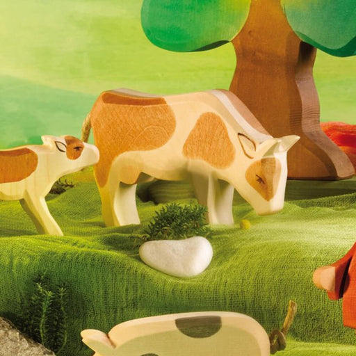 Kuh braun fressend aus Holz von Ostheimer kaufen - Spielfigur, Babykleidung & mehr