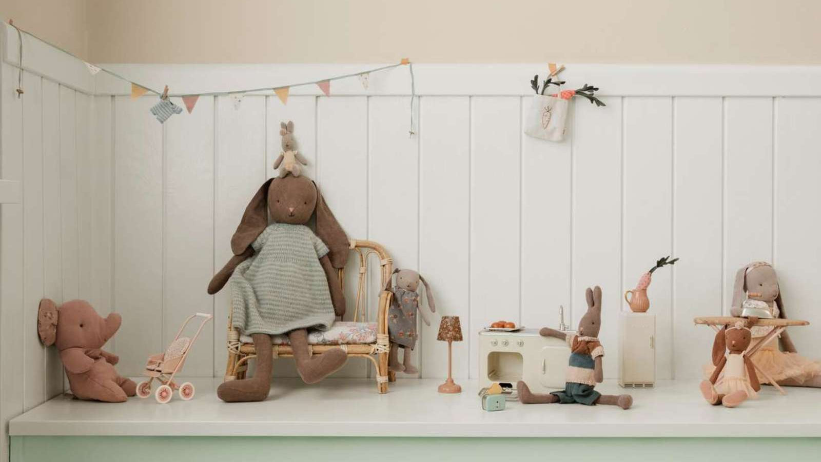 Verschiedene Maileg Hasen und Bunnies sitzen als wunderschöne Dekoration auf einer Anrichte im Kinderzimmer.