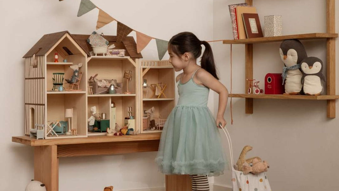 Ein liebevoll eingerichtetes Maileg Puppenhaus aus Holz mit detailverliebten Miniatur-Möbeln im Kinderzimmer.