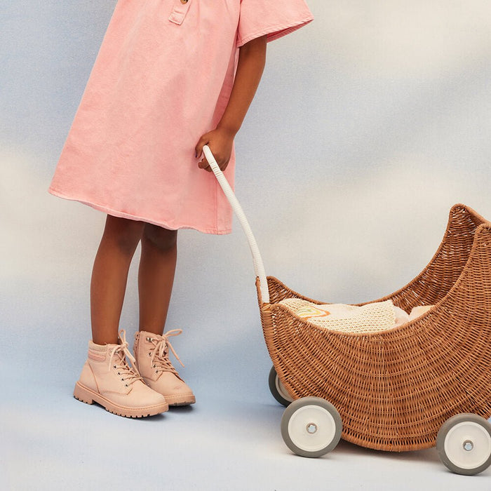 Moon Strolley - Puppenwagen aus Rattan von Olli Ella kaufen - Spielzeug, Geschenke, Babykleidung & mehr