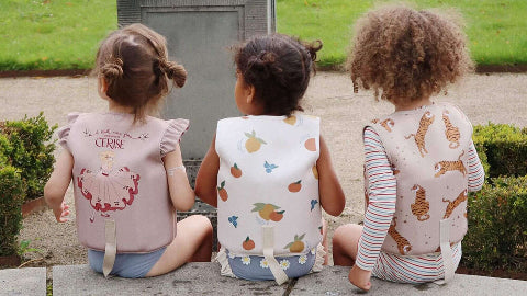 Nachhaltige Kinder Schwimmweste von Konges Sløjd - sicherer Badespaß mit süßem Zitronen-Design