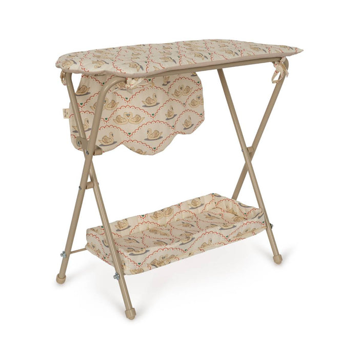 Puppen Wickeltisch Doll Changing Table aus Recycelter Baumwolle von Konges Slojd kaufen - Spielzeug, Babykleidung & mehr