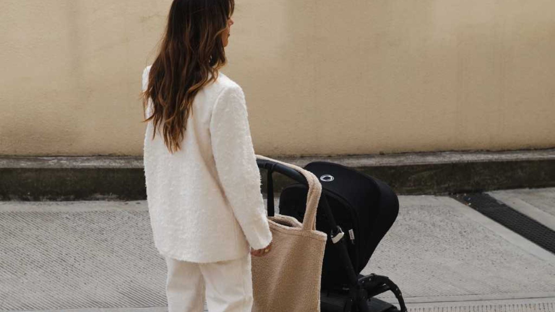 Frau schiebt Kinderwagen mit Studio Noos Teddy Mom Bag