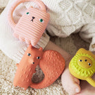 Baby Beißring Donna Wilson Kollektion von Oli&Carol kaufen - Baby, Alltagshelfer, Geschenke, Babykleidung & mehr