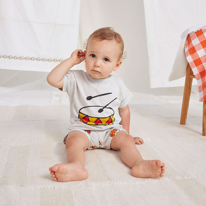 Baby Play the Drum T-Shirt aus 100% Bio Baumwolle von Bobo Choses kaufen - Kleidung, Babykleidung & mehr