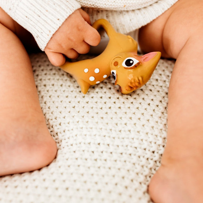 Babyspielzeug “Olive the Deer” von Oli&Carol kaufen - Spielzeug, Babykleidung & mehr