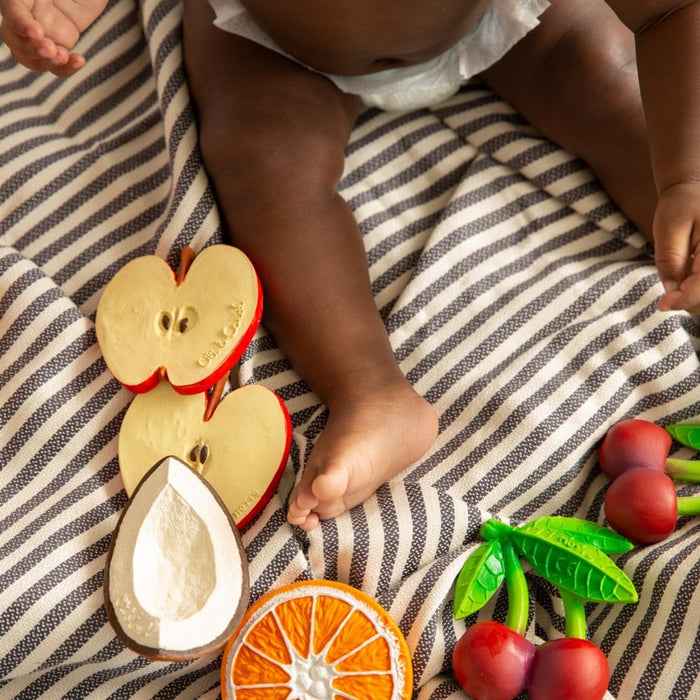 Babyspielzeug “Pepita the Apple” von Oli&Carol kaufen - Baby, Alltagshelfer, Geschenke, Babykleidung & mehr