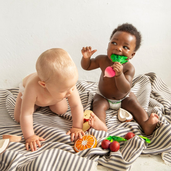 Babyspielzeug “Ramona the Radish” von Oli&Carol kaufen - Baby, Alltagshelfer, Geschenke, Babykleidung & mehr