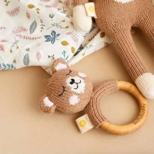 Beißring Marty The Bear Kuscheltier Gestrickt aus Bio-Baumwolle von Knit A Buddy kaufen - Spielzeug, Geschenke, Babykleidung & mehr