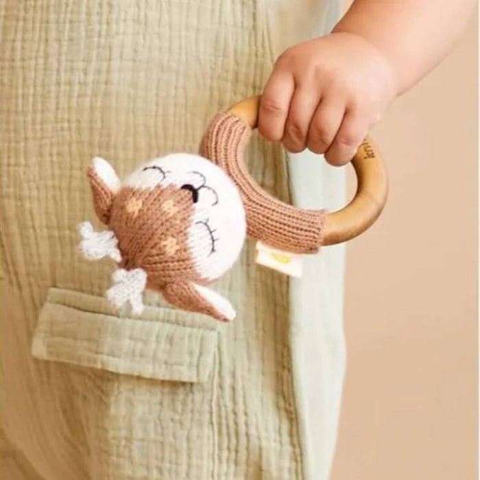 Beißring Olivia The Fawn Kuscheltier Gestrickt aus Bio-Baumwolle von Knit A Buddy kaufen - Spielzeug, Geschenke, Babykleidung & mehr