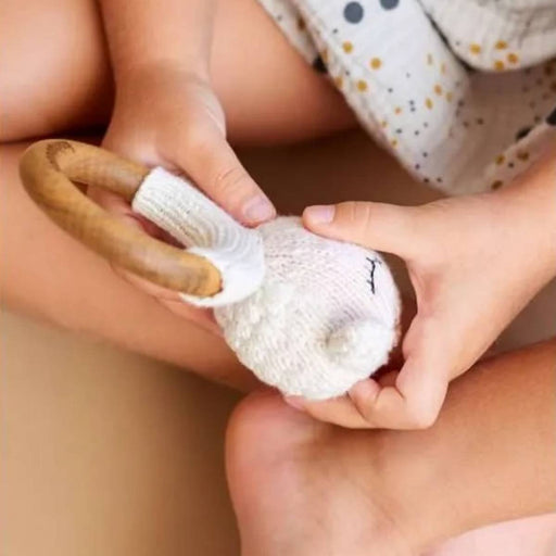 Beißring Otto The Lamb Gestrickt aus Bio-Baumwolle von Knit A Buddy kaufen - Spielzeug, Geschenke, Babykleidung & mehr