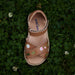 Blooming Clover Scallop Crossover Sandale Uniqua Collection aus Chromfreien Premium Leder von petit nord kaufen - Kleidung, Babykleidung & mehr