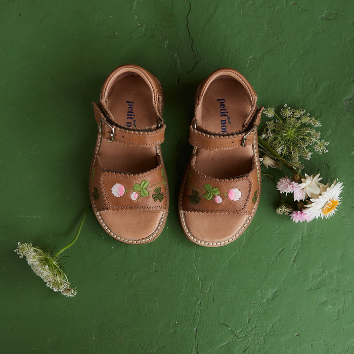 Blooming Clover Scallop Velcro Sandale Uniqua Collection aus Chromfreien Premium Leder von petit nord kaufen - Kleidung, Babykleidung & mehr
