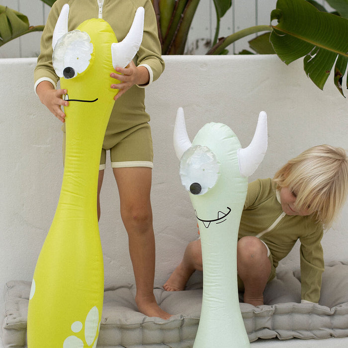 Buddy Monty The Monster - Poolnudel Aufblasbar aus 100% PVC von Sunnylife kaufen - Spielzeug, Babykleidung & mehr