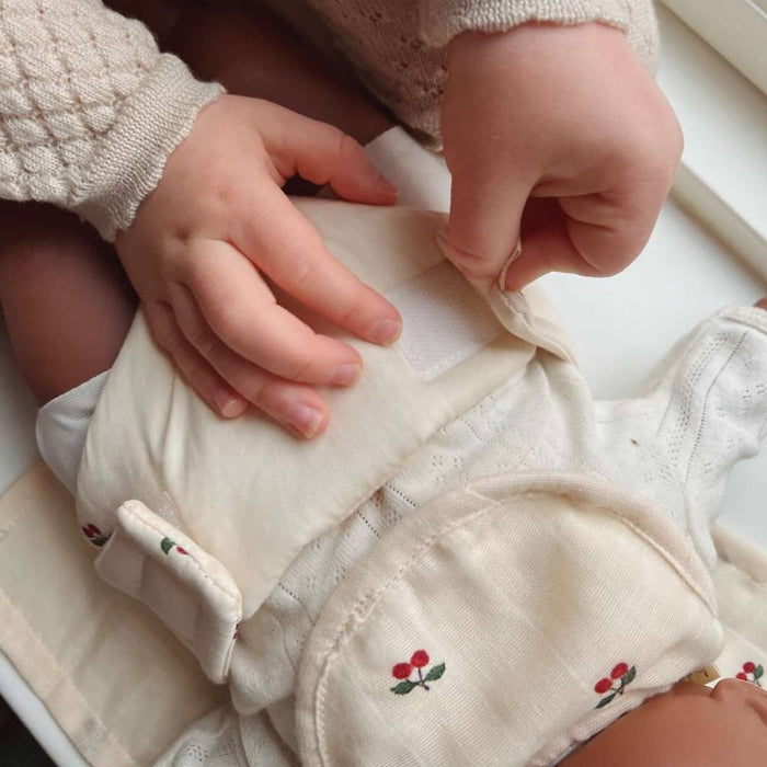 Doll Nursery Set - Puppenwickelset von Konges Slojd kaufen - Spielzeug, Geschenke, Babykleidung & mehr