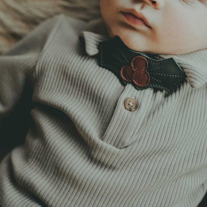 Maxi Bow Tie - Fliege aus Leder von Donsje kaufen - Kleidung, Babykleidung & mehr