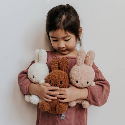 Miffy Sitting Tiny Teddy aus 100% recyceltem Polyester von Miffy kaufen - Baby, Spielzeug, Geschenke, Babykleidung & mehr