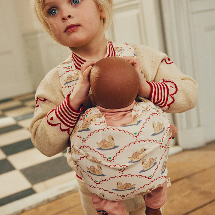Puppentrage für Kinder Doll Carrier aus 100% Bio-Baumwolle von Konges Slojd kaufen - Spielzeug, Geschenke, Geburtstag, Puppenzubehör, Bio-Baumwolle, IND, Babykleidung & mehr