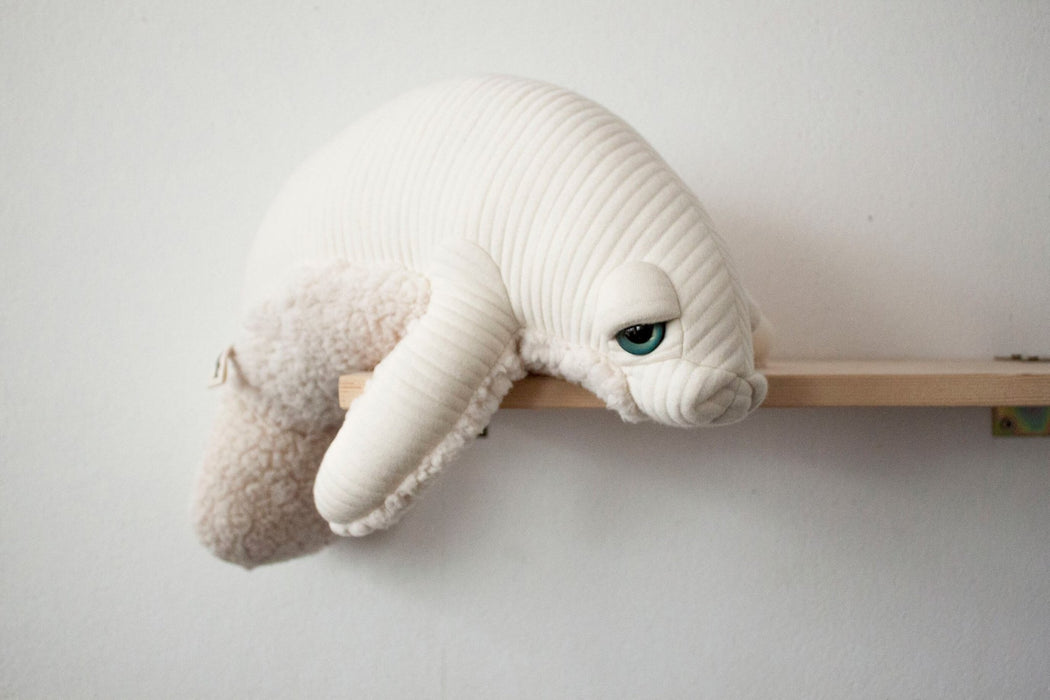The Manatee Albino Small von BigStuffed kaufen - Spielzeuge, Erstausstattung, Kinderzimmer, Geschenke, Babykleidung & mehr