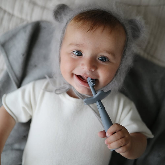 Zahnbürste für Babies aus Silikon von mushie kaufen - Alltagshelfer, Babykleidung & mehr